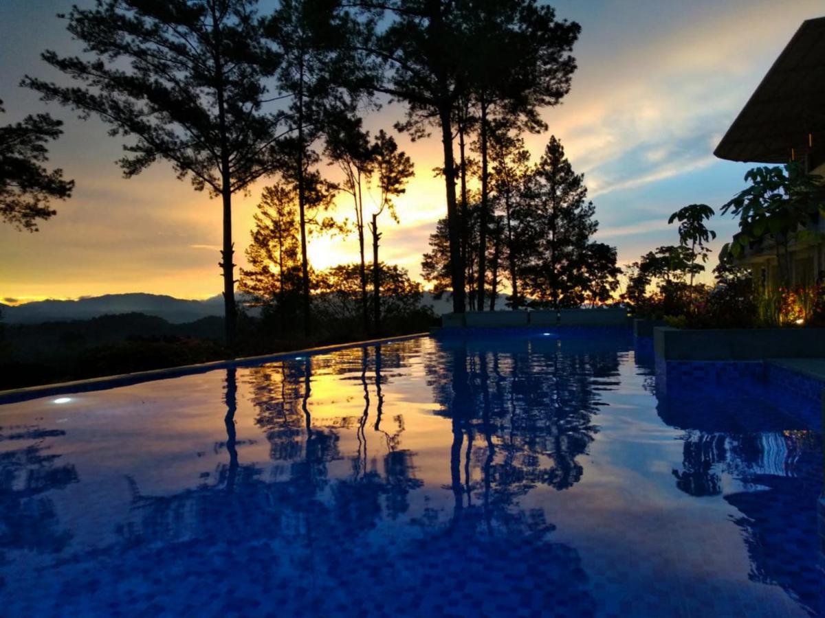 The Balcone Suites & Resort Bukittinggi Exterior photo